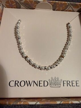 Crowned Free Pearl and Silver Bead Choker - White/Silver
